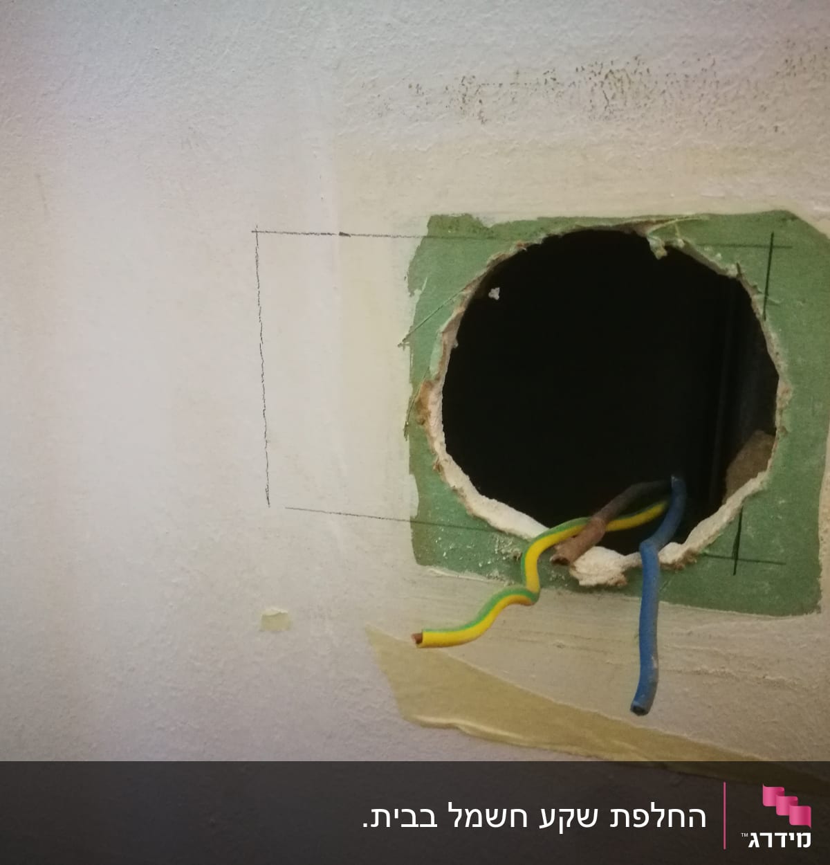 חוטי חשמל יוצאים מקיר עם חור עגול